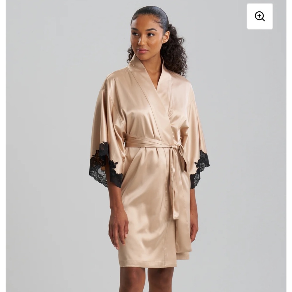 Natori Peony Glamour Wrap in Cream with Black Lace